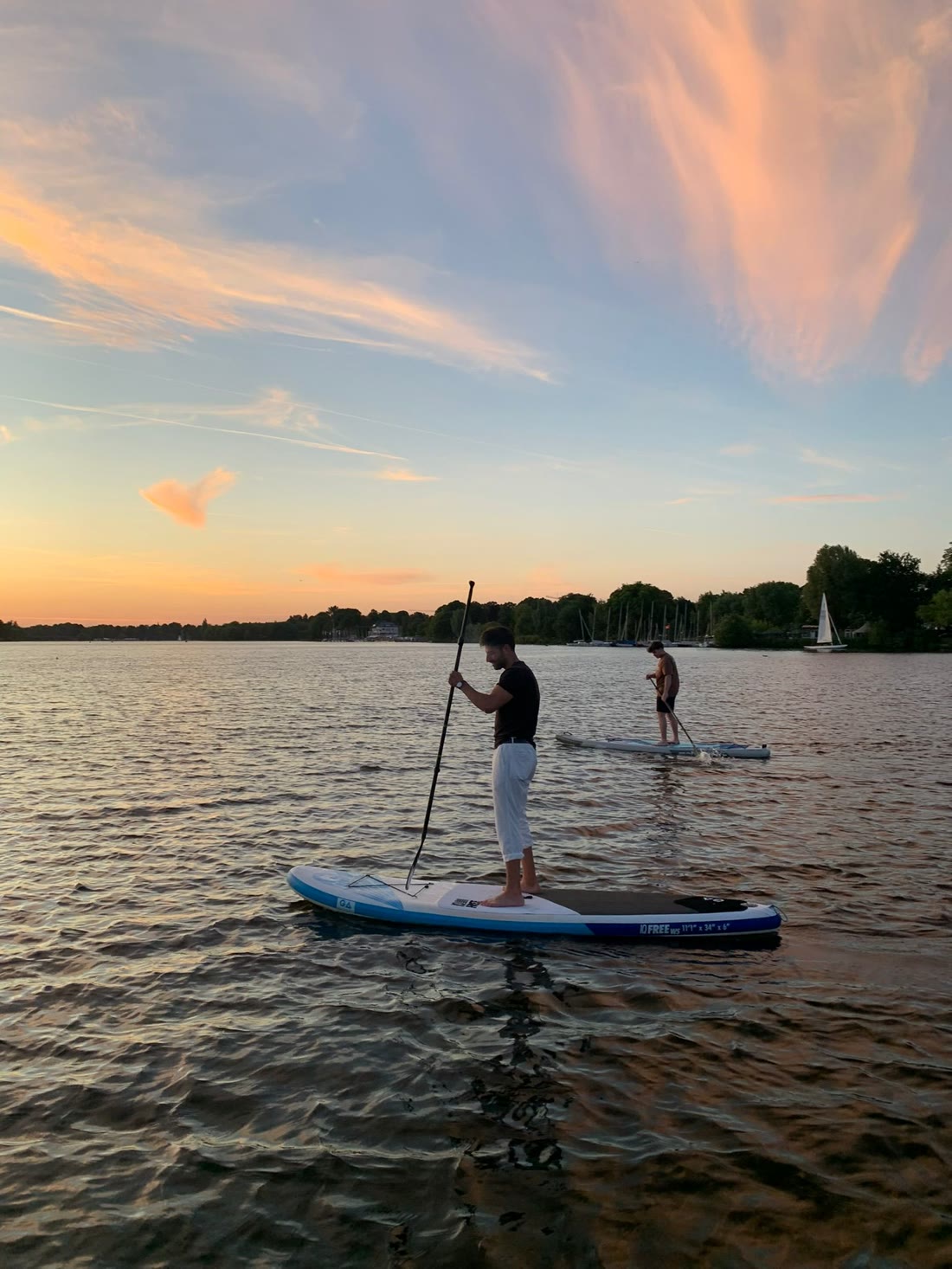 Paddler im Sonnenuntergang auf der Alster